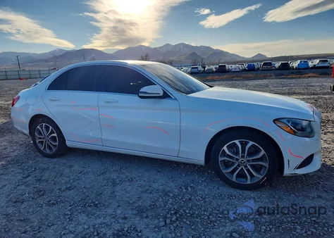 2018 Mercedes-Benz C 300 4Matic z USA, uszkodzony, nr VIN 55SWF4KB5JU237518